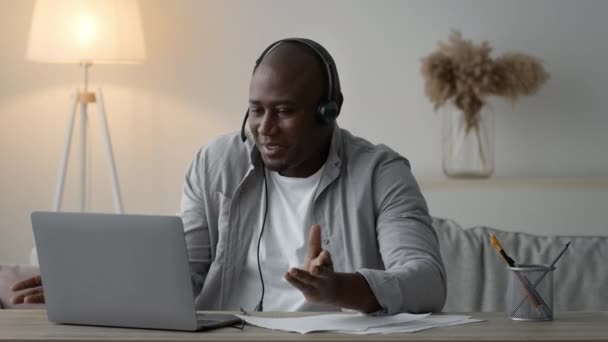 Afrikansk man pratar med bärbar dator gör videosamtal på arbetsplatsen — Stockvideo