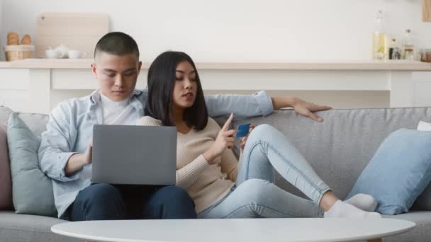 Joyful Casal Asiático Usando Laptop Compras Online Agitando Punhos Interior — Vídeo de Stock