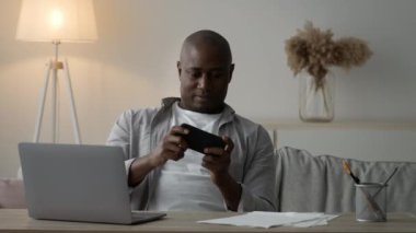 Neşeli Siyah Adam Akıllı Telefon Kullanıyor Oyun Online Oturuyor İçeride