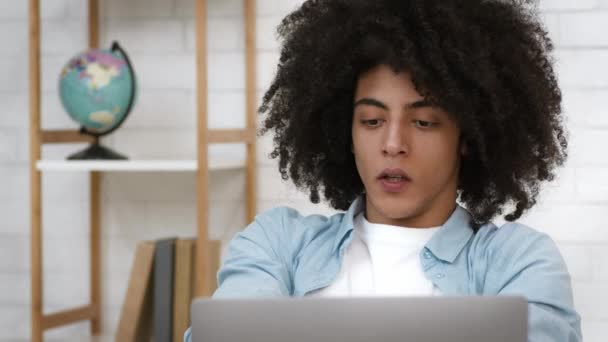 Estudante descontente cara olhando para laptop tendo problema dentro de casa — Vídeo de Stock