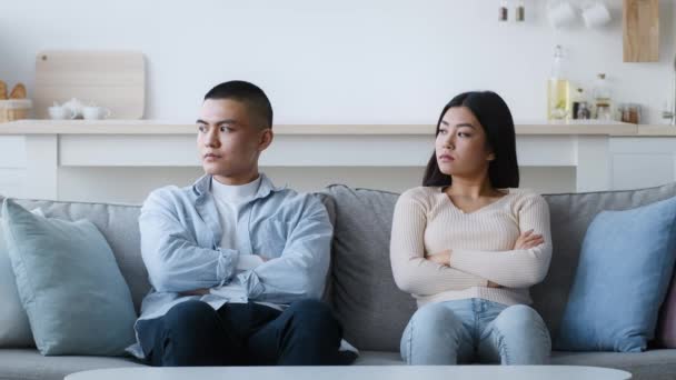 Obrażona para azjatycka nie rozmawia po kłótni siedzi w domu — Wideo stockowe