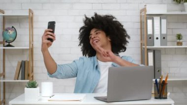 Çalı Adam akıllı telefondan selfie çekiyor. Evde eğleniyor.