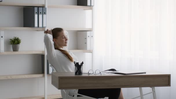 Jeune femme d'affaires se détendre après avoir terminé le travail au bureau, ralentir le mouvement Footage — Video