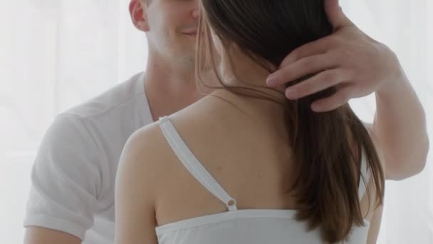 Affectueux jeune couple ayant des moments romantiques au lit, Homme touchant les cheveux des femmes — Video