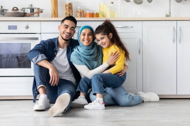 Mutlu İslami Aile. Orta Doğulu Ebeveynlerin ve Küçük Kızlarının Portresi