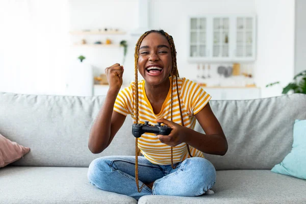 Genç siyahi kadın evde video oyunu oynuyor. — Stok fotoğraf
