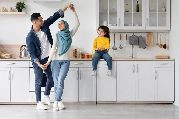 Portrait De Heureuse Famille Arabe De Trois S'amusant Dans L'Intérieur De La Cuisine — Photo