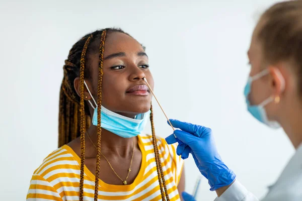 Чорношкіра жінка отримує набряк носа тест на коронавірус в лікарні — стокове фото