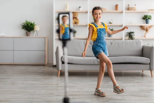 Teen ragazza danza a macchina fotografica riprese video sul telefono cellulare — Foto Stock