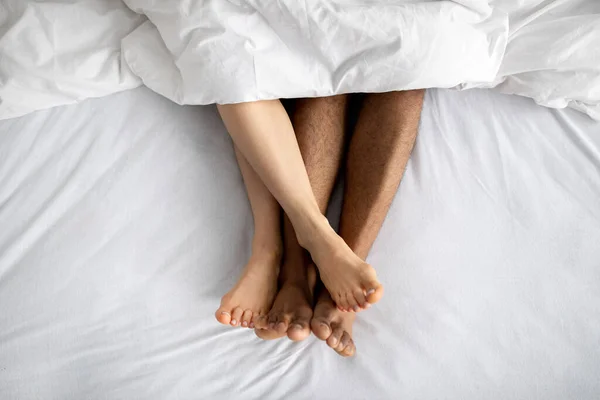 Vedere de sus a cuplului multirasial tânăr culcat în pat după dragoste. Jocuri erotice, preludiu sexual, relatie intima — Fotografie, imagine de stoc