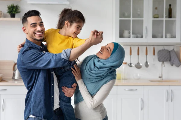 一緒にキッチンで楽しい3つの陽気中東家族の肖像画 — ストック写真