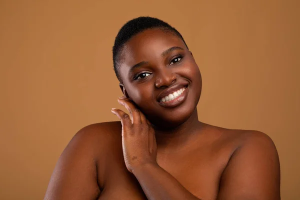 Mooi plus size Afrikaans amerikaanse vrouw poseren op camera — Stockfoto