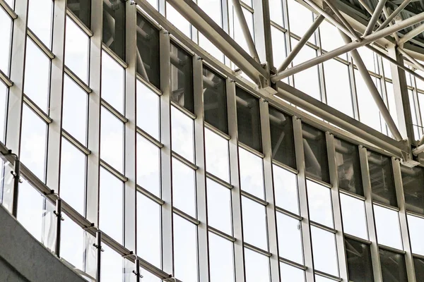 Μεγάλα παράθυρα στο εσωτερικό του βιομηχανικού κτιρίου, ελεύθερος χώρος — Φωτογραφία Αρχείου