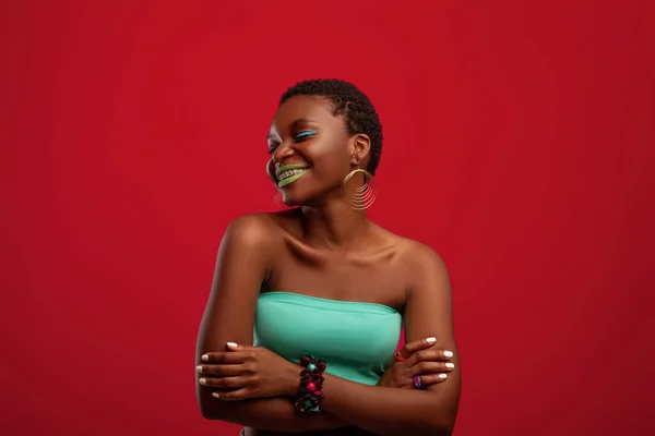 Sexy afrykańsko-amerykański kobieta pozowanie na czerwony studio tło — Zdjęcie stockowe