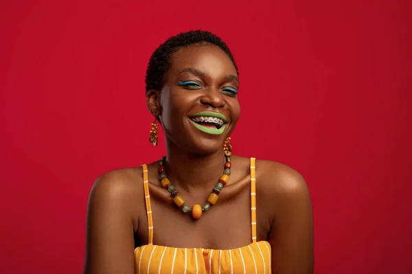 Vrolijk Afrikaans-Amerikaanse jonge vrouw toont positieve emoties — Stockfoto