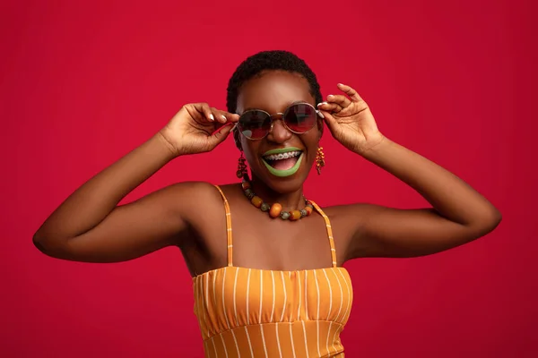 Muito Africano americano jovem mulher tentando novos óculos de sol — Fotografia de Stock