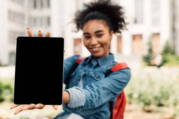 Studente afroamericano ragazza mostrando schermo vuoto tavoletta digitale all'aperto — Foto Stock