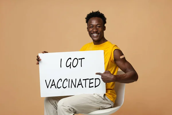 Alegre negro chico celebración celebración cartel con yo tengo vacunado inscripción — Foto de Stock