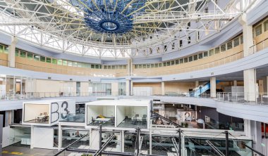 Camdan duvarları olan izole konferans odaları olan modern ofis.