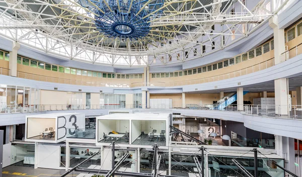 Modernes Büro mit isolierten Konferenzräumen mit Glaswänden — Stockfoto
