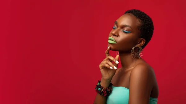 Kırmızı üzerinde poz veren kendinden emin Afrikalı Amerikalı genç bir kadın. — Stok fotoğraf