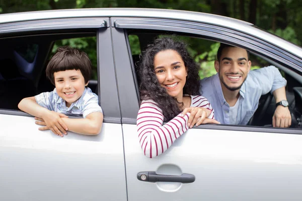Mutlu Aile Yolculukları. Neşeli Arap aileler ve arabada oturan küçük oğlu. — Stok fotoğraf