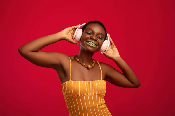 Atractiva mujer milenaria disfrutando de su nuevo auricular estéreo — Foto de Stock