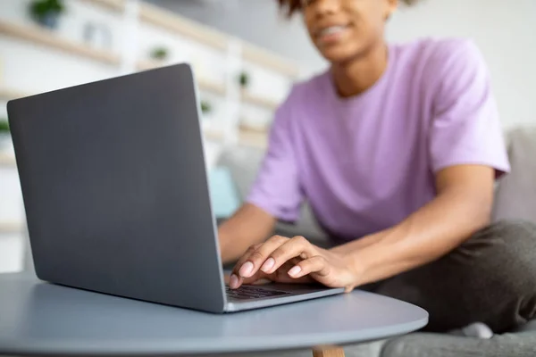 Προβολή ενός μαύρου έφηβου που χρησιμοποιεί φορητό υπολογιστή, μιλάει σε φίλους σε κάμερα, κάνει κατ 'οίκον εργασία σε εσωτερικούς χώρους — Φωτογραφία Αρχείου