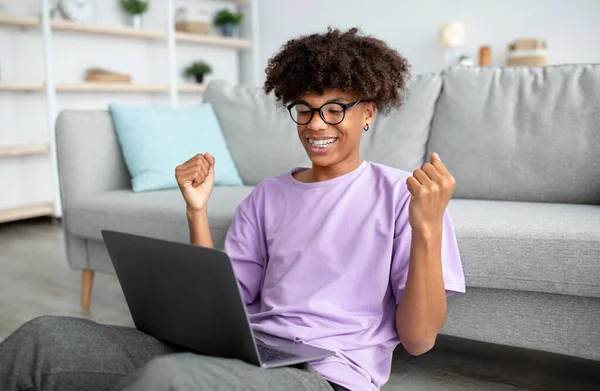 Wesoły czarny nastolatek z laptopem co gest TAK, coraz dobre wieści w sieci, osiągnięcie sukcesu, świętowanie zwycięstwa — Zdjęcie stockowe