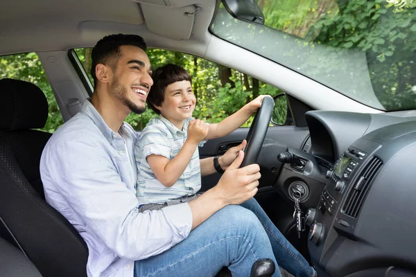 Pai Árabe Jovem Dando Lições de Condução Para Seu Filho Pequeno — Fotografia de Stock