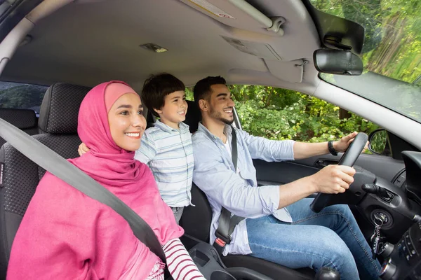 幼い息子と一緒に車を運転する3人の幸せなイスラム家族 — ストック写真