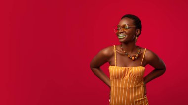 Yazlık kıyafetli kaygısız Afro-Amerikan kadın, fotokopi alanı.