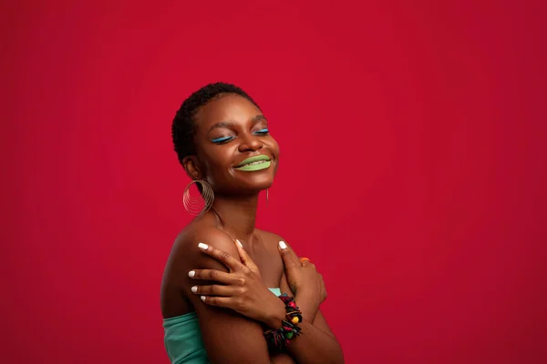Exotique afro américaine jeune femme posant sur rouge, panorama — Photo