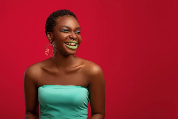 Charmante zwarte dame lachen en kijken naar kopieerruimte — Stockfoto