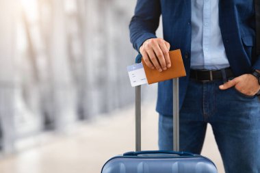 Yolculuk için hazır. Bavul, pasaport ve uçuş biletleriyle tanınmayan adam