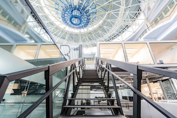Vista dal basso della scala nel moderno centro degli uffici — Foto Stock