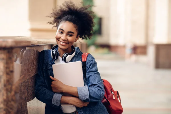 Glad afrikansk student flicka håller böcker Posing nära University Building — Stockfoto