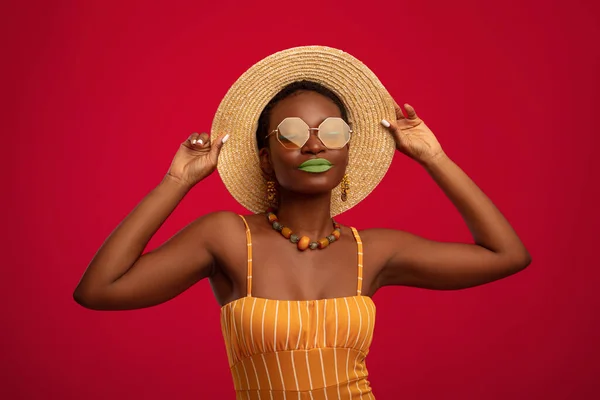 Atractiva turista negra con sombrero de verano y gafas de sol — Foto de Stock
