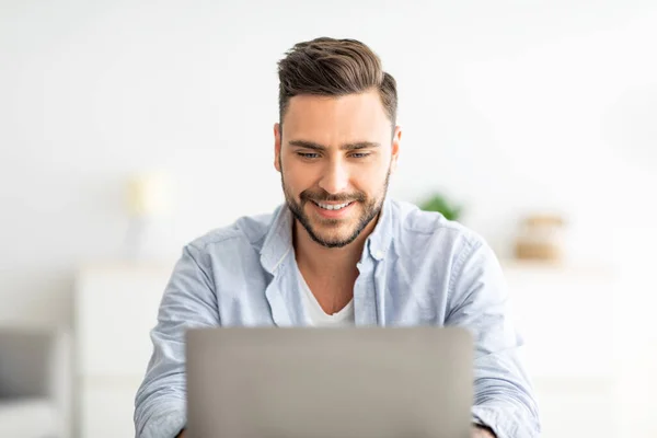 Koncepcja biura. Zbliżenie portret szczęśliwego faceta pracującego na laptopie PC, siedzącego w miejscu pracy w domu — Zdjęcie stockowe