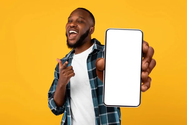 Чорний хлопець показує білий порожній екран смартфона, крупним планом — стокове фото