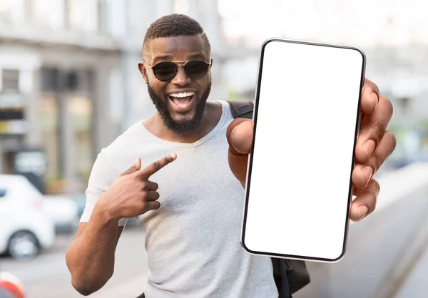 Svart kille som visar vit tom smartphone skärm, närbild — Stockfoto