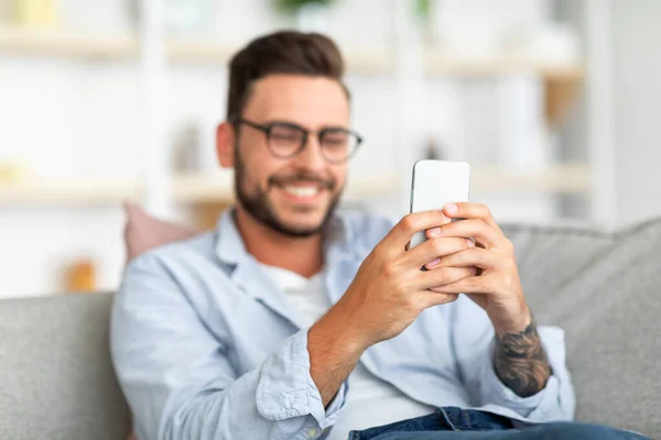 Boldog Y-generációs srác élvezi video chat szerető, nézi okostelefon képernyő és mosolygós, szabad hely — Stock Fotó