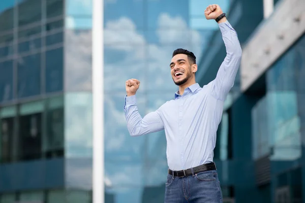 Arabe émotionnel gars en tenue formelle levant les mains vers le haut — Photo