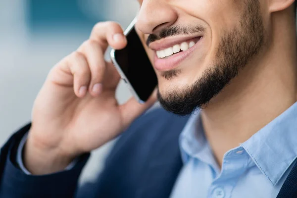 Recortado de sonriente árabe hombre de negocios hablando por teléfono celular —  Fotos de Stock