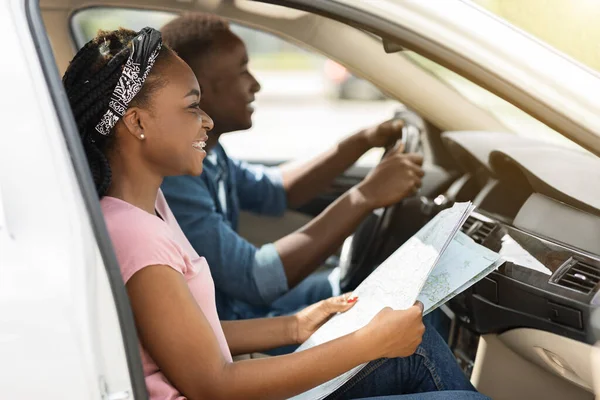 Couple afro-américain aventureux voyageant en voiture, en utilisant la carte — Photo