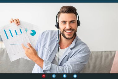 Çevrimiçi iş konferansı sırasında webcam 'e mali raporlar gösteren kulaklıklı genç girişimci, ekran görüntüsünü izle