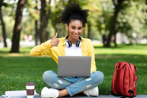 African American Student Girl Using Laptop Gesturing Thumbs-Up Сидячи на відкритому повітрі — стокове фото
