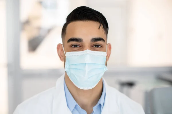 Primer plano retrato de guapo joven árabe médico en protección Mecical mascarilla —  Fotos de Stock