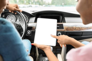 Kadın ellerinde boş ekran olan dijital tabletin kapatılması