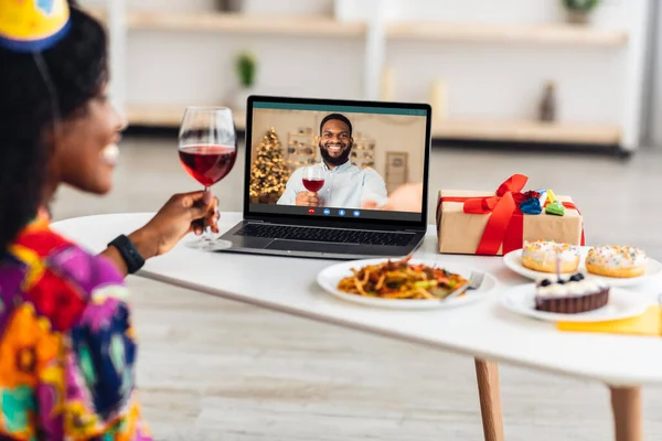 Happy African Couple Having Video Call Celebrating Holiday Online Indoor — Stock Photo, Image